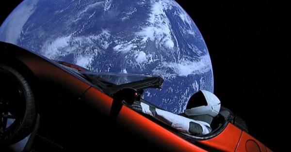 El Tesla Roadster de Elon Musk que ya circula por la gran autopista del espacio sideral-0